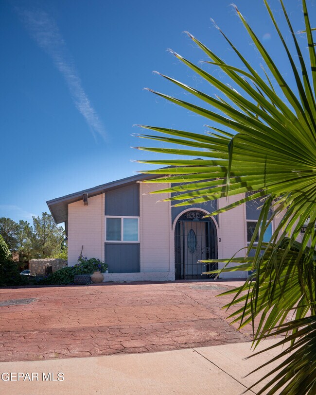 Primary Photo - 2624 Lake Victoria Dr