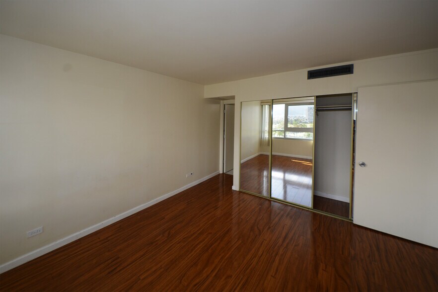 Building Photo - 2465 Ala Wai Blvd
