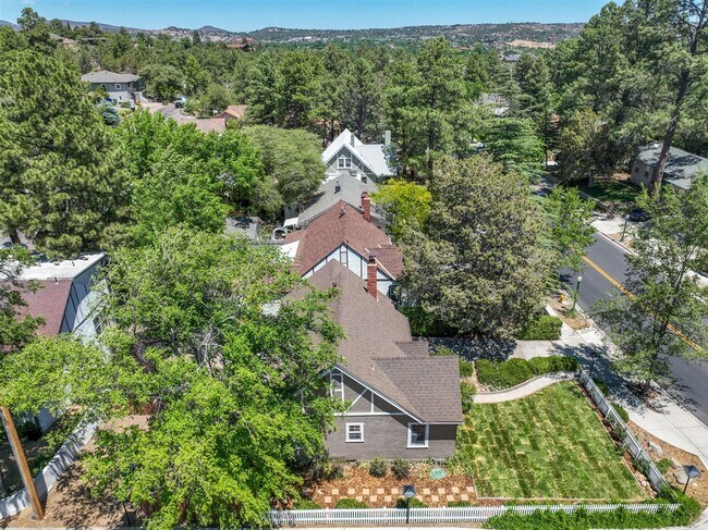 Building Photo - Live on Historic Park Avenue in this 2 Bed 1.5 Bath Single Family Home!