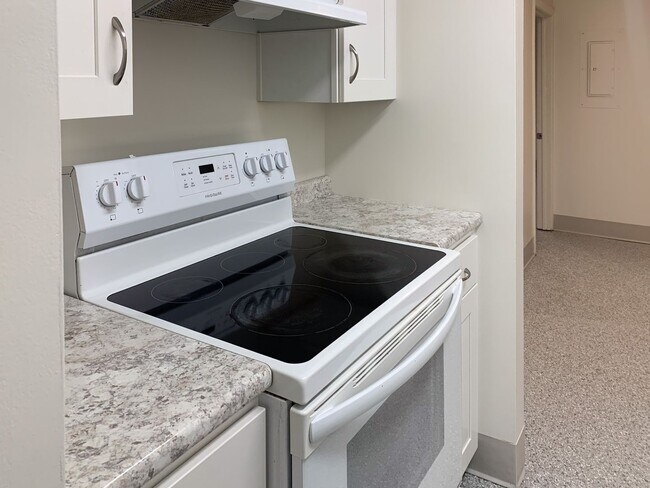 Building Photo - Spacious 3-Bedroom Apartment Near UVM with Private Entrance & Parking