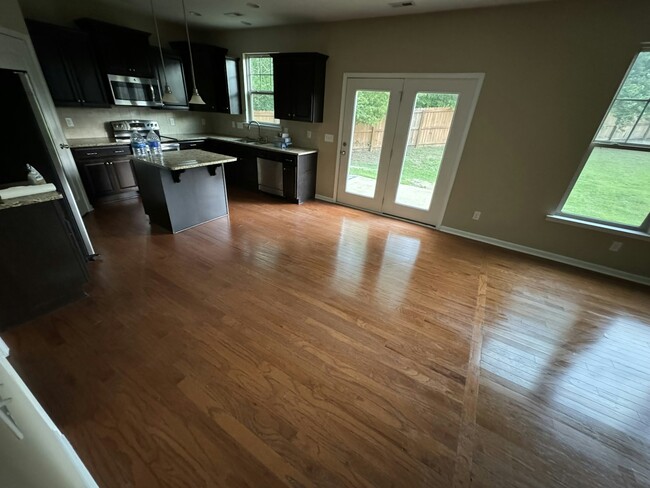 Building Photo - 318 River Oak St