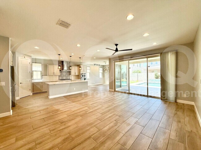 Building Photo - 262 E Lantana Dr