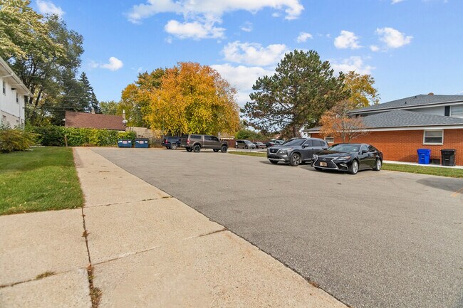 Building Photo - 915 W Whittier Dr