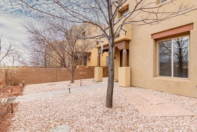 Building Photo - 7 E Saddleback Mesa