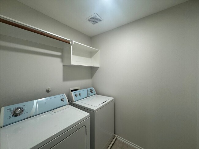 Building Photo - 5715 Vinemont Ln