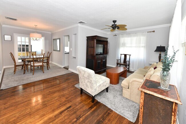 Building Photo - 340 Russlyn Dr