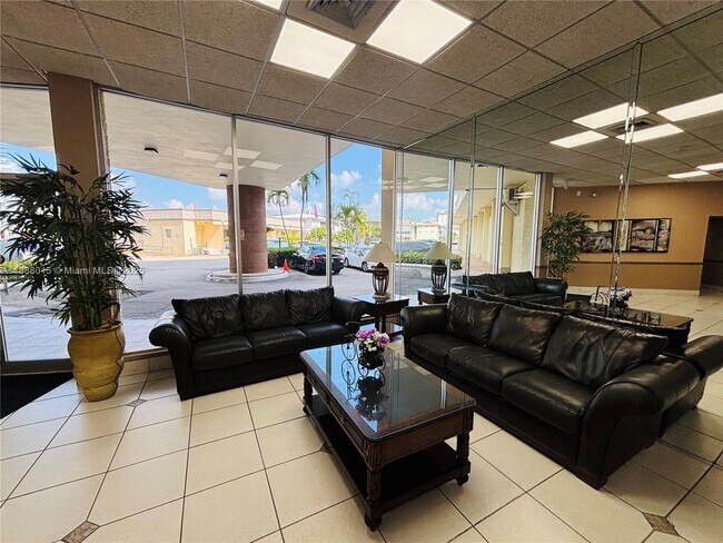 Building Photo - 1817 S Ocean Dr