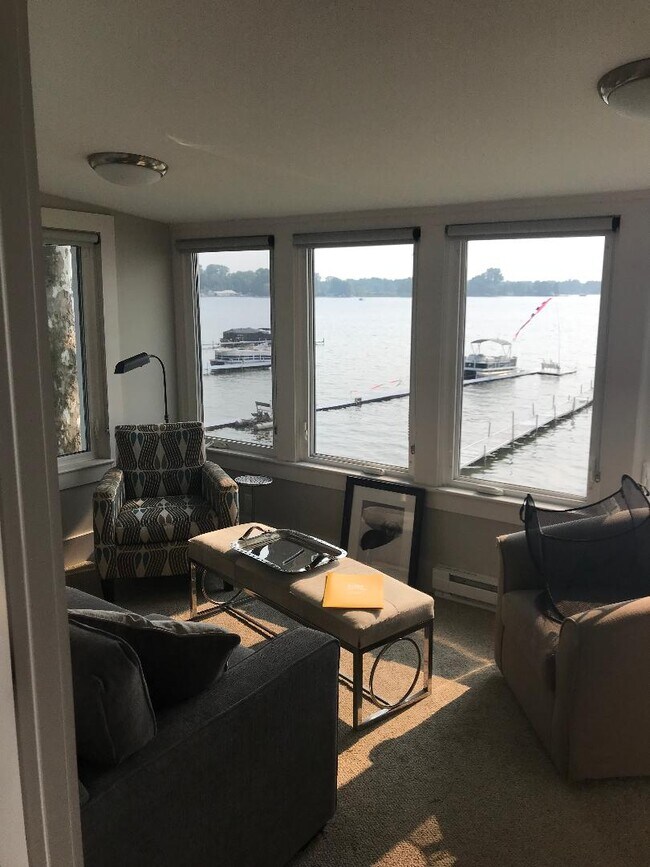 Building Photo - 581 E Shore Dr