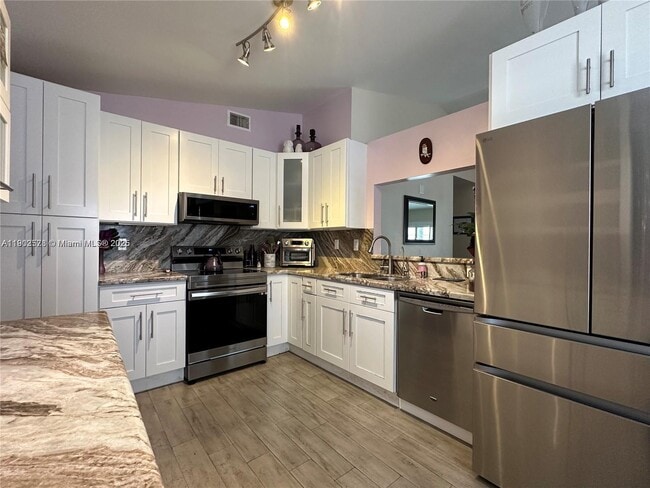 Building Photo - 13970 Beechwood Ct