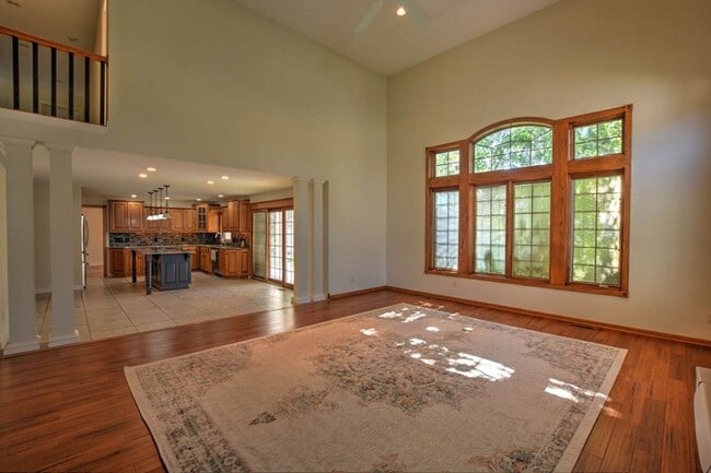 Building Photo - Forsyth Home!  4 Beds 3.5 Baths with Finis...