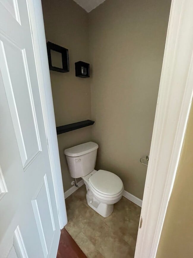 Building Photo - Hadley Commons 2 Bedroom 2.5 Bath Townhome Minutes from Bridgeway Station !!