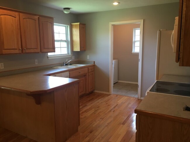 Building Photo - 3 Bedroom Home in Wonderful Neighborhood!