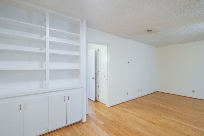 Building Photo - 1240 Barton Hills Dr