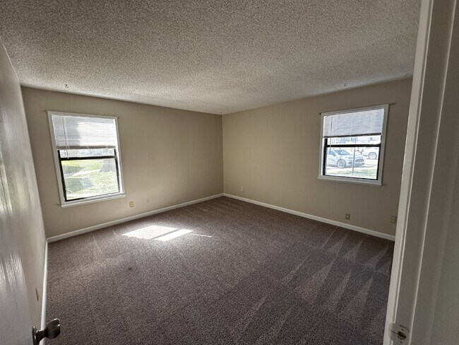 Building Photo - Charming condo in the Chestnut Community!  Available Now!