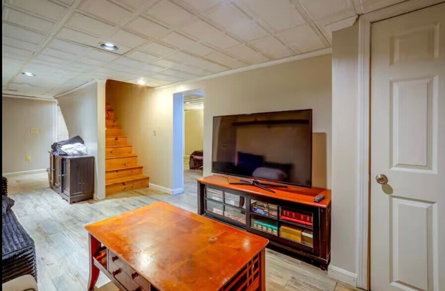 Building Photo - 17 Centerville Dr