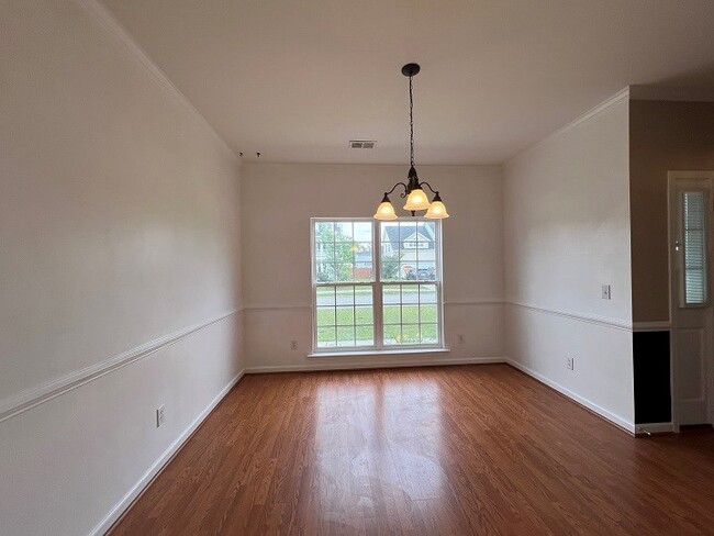 Building Photo - 570 Batty Way