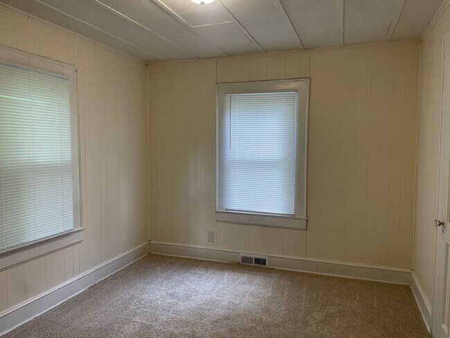 Building Photo - 420 N Elm St