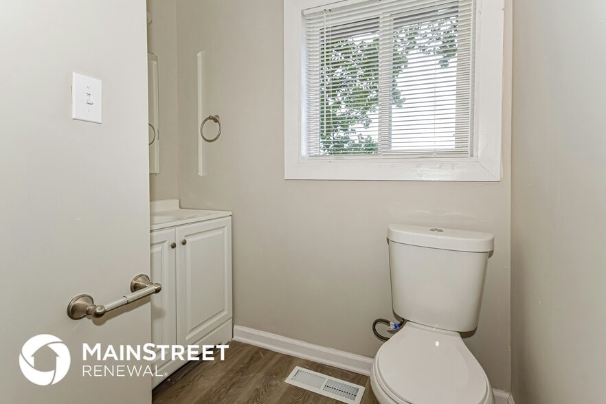 Building Photo - 2813 Falcon Dr