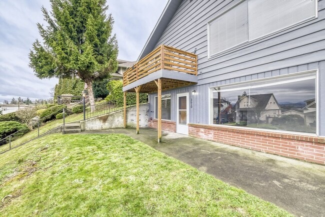 Building Photo - 3610 Oakes Ave