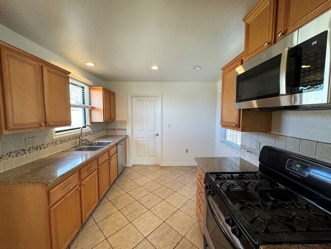 Building Photo - Central Ventura Home with Large Yard!