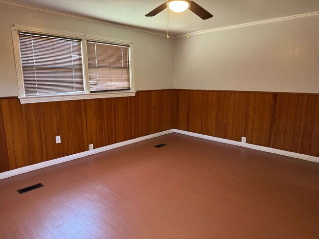Building Photo - "Charming 2-Bed Home with Gleaming Hardwood Floors in Central Lubbock – 1274 Sq. Ft. of Cozy Livi...
