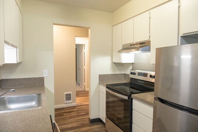 Building Photo - Heart of Irvington – Fully Renovated Cozy ...