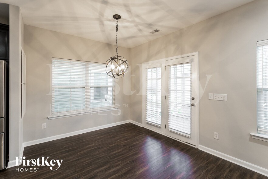 Building Photo - 413 Forsythia Ave