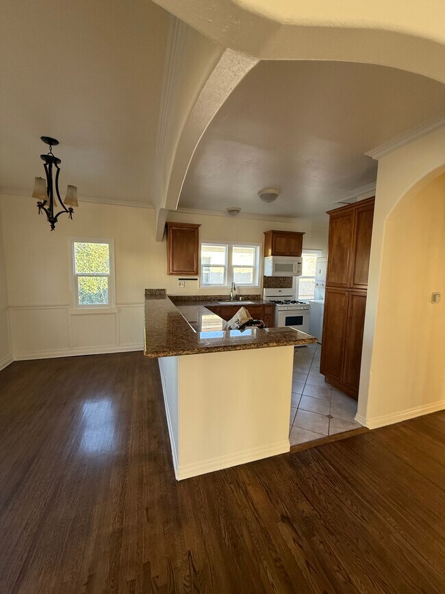 Building Photo - 5906 San Vicente Blvd