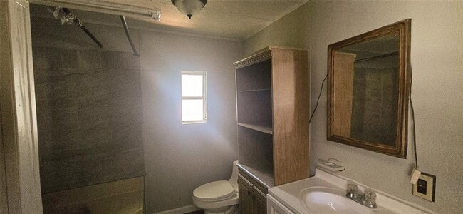 Building Photo - 854 Queenswood St