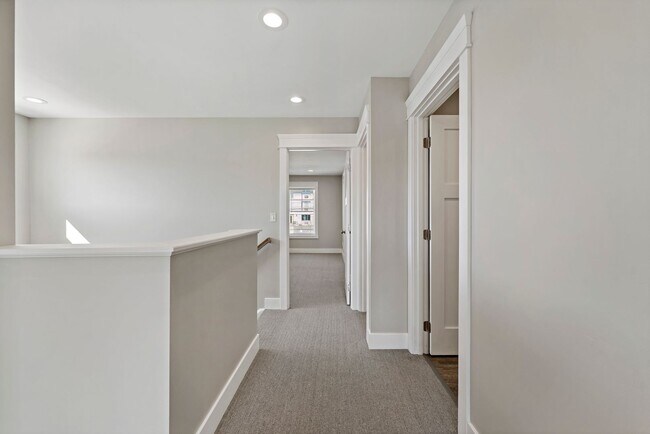 Building Photo - $1,000 MOVE-IN CREDIT!