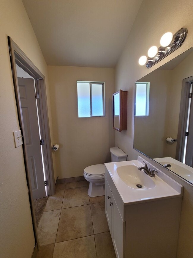 Building Photo - 3 Bedroom 1.5 Bathroom Main House in Waikapu