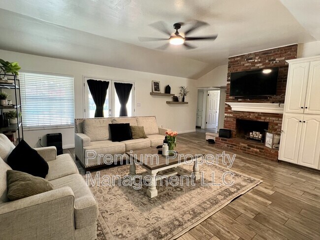Building Photo - 517 Brightwood St