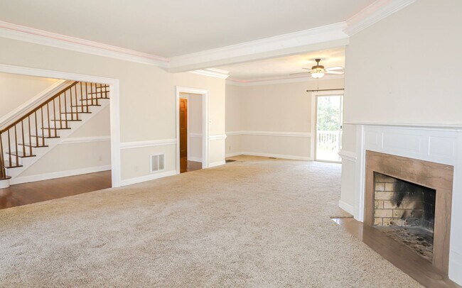 Building Photo - 809 Houndslake Dr