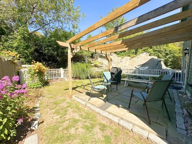 Building Photo - Winter Rental: Available Now-May 31