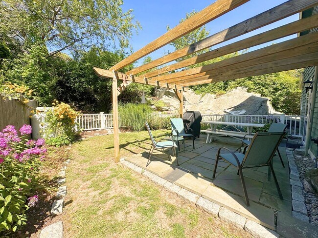 Building Photo - Winter Rental: Available Oct. 1-May 31 (Ut...