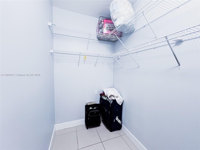 Building Photo - 3353 NE 11th Dr