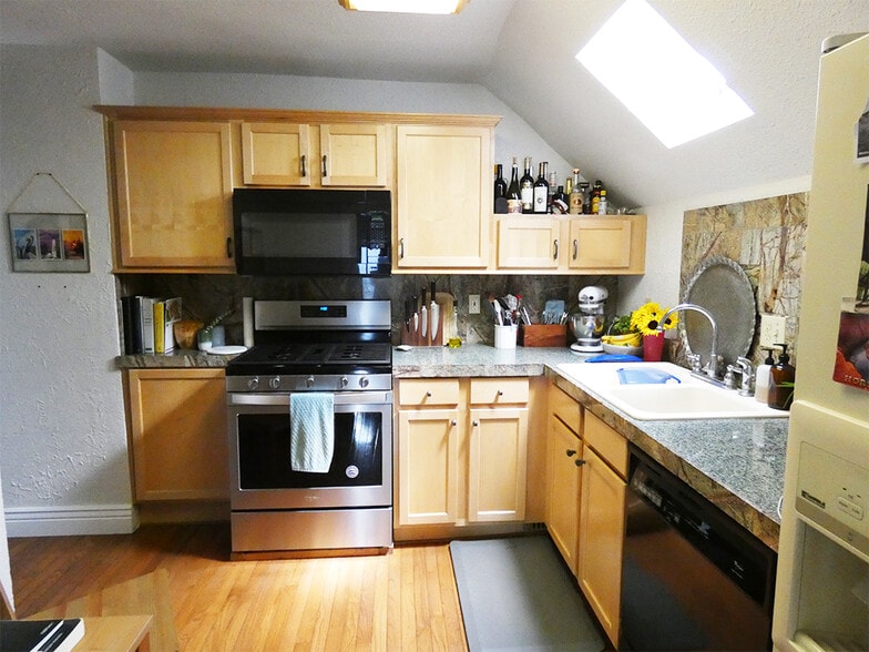 Building Photo - 29 E Dakota Ave