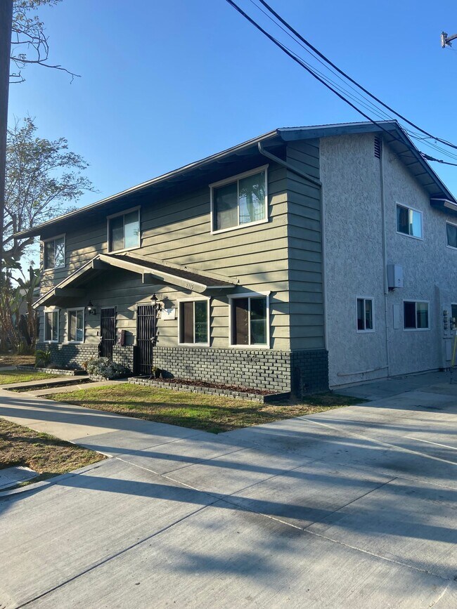 Building Photo - 2415 E 6th St