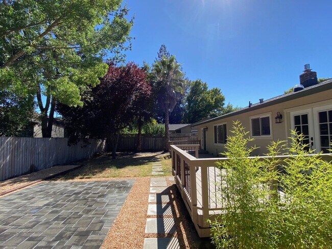 Building Photo - 3 Bedroom Home in East Santa Rosa