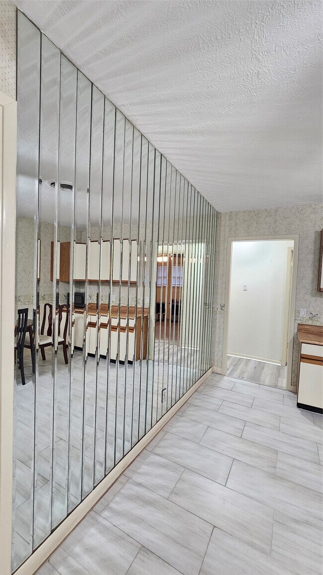 Building Photo - 1715 Pecan Ln