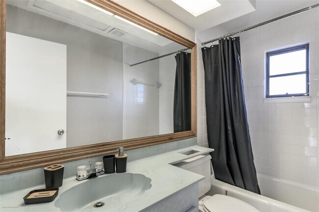 Building Photo - 1204 Spanish Cay Ln