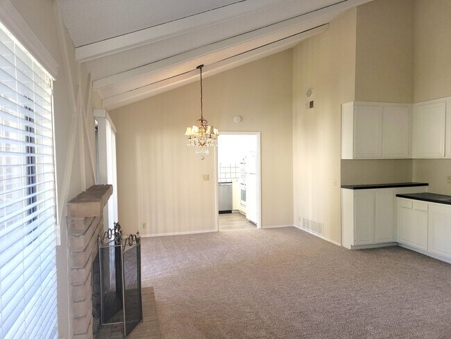 Building Photo - Saratoga 2 Bedroom Upstairs Unit in Great Complex!