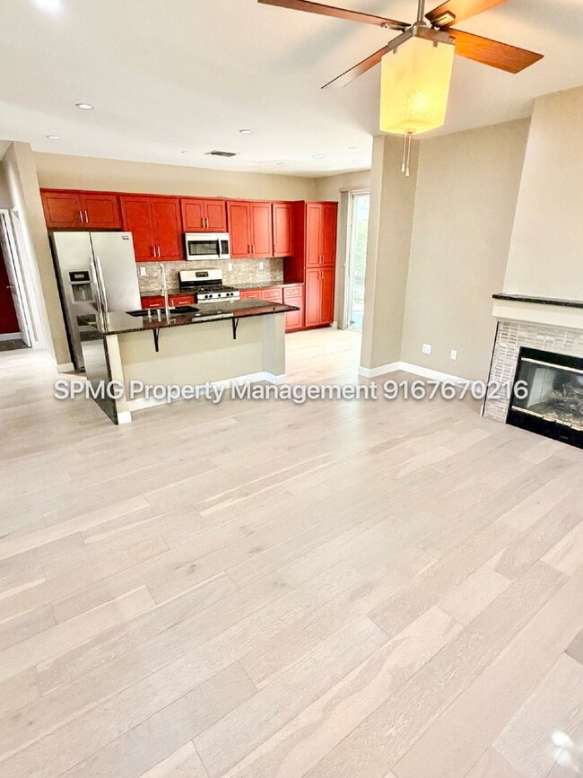 Building Photo - Beautiful 4 Bed / 3 Bath Home in Prime Roseville Location – Across from Park!