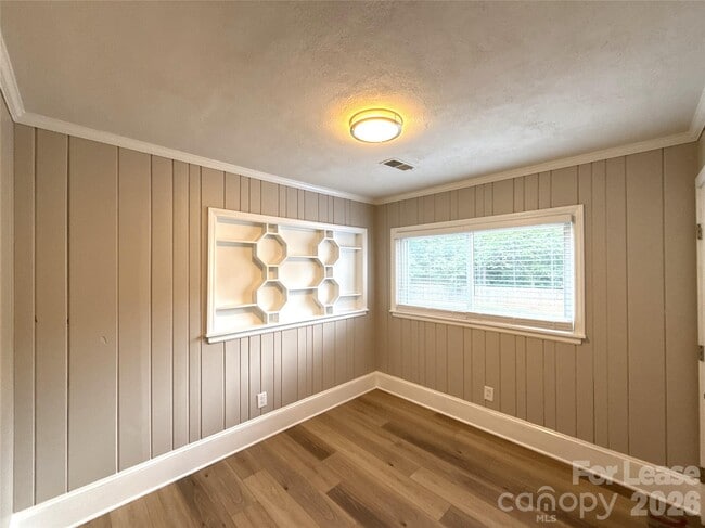 Building Photo - 833 Mohigan St