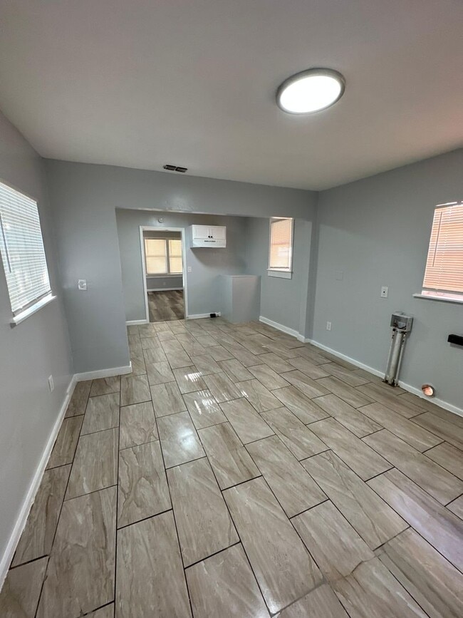 Building Photo - Fully renovated 2/1 single family residenc...
