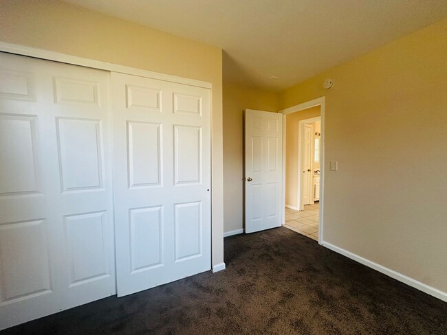 Building Photo - MOVE-IN READY !! BEAUTIFULLY  PROPERTY WIT...