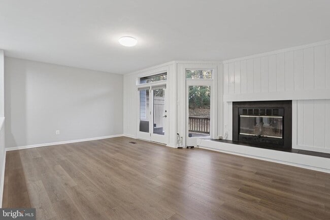 Building Photo - 4043 Lake Glen Rd