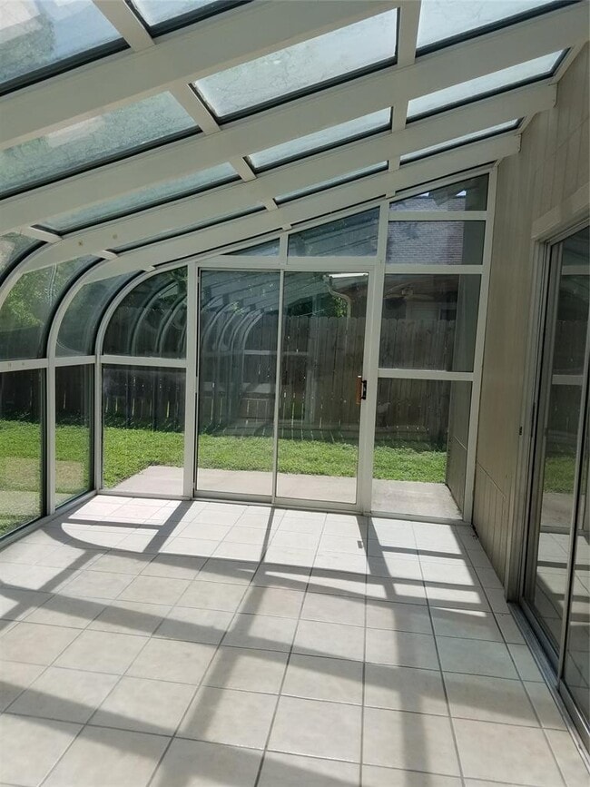 Building Photo - 2208 Quiet Wood Dr