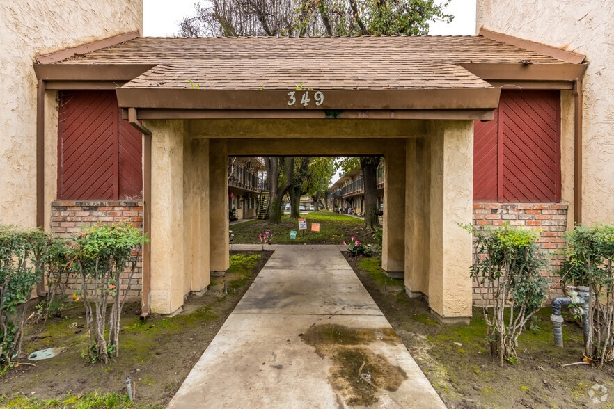 Entrance - Captains Cove