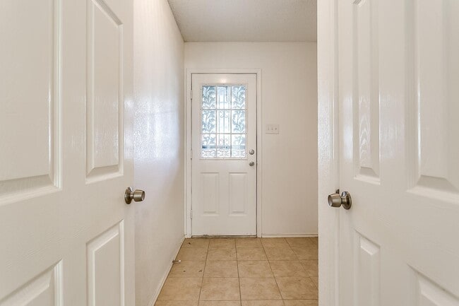 Building Photo - Cute 3 Bedroom 2 Bath 2 Car Garage One Sid...